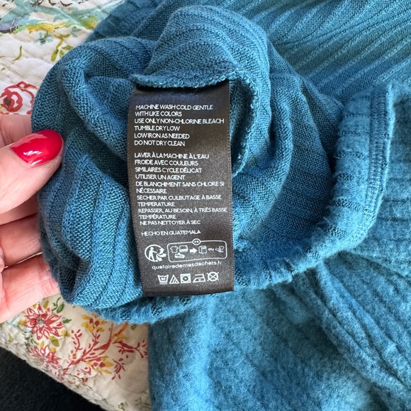 Anthropologie Pilcro Sweater - worn once ! Slouchy cropped and cozy. Size M - Picture 5 of 7